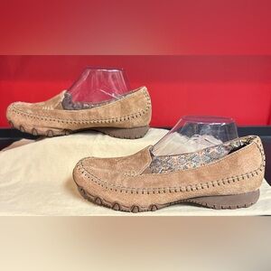 Skechers Relaxed Fit Brown Suede Slip On Loafers Women’s Size 10